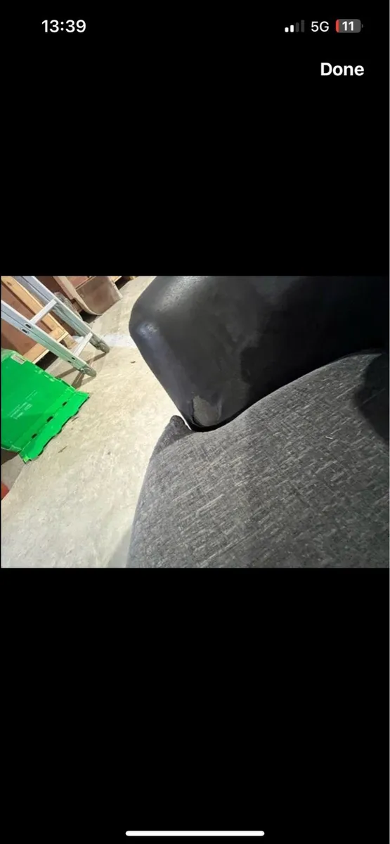 Black circular chair - Image 4