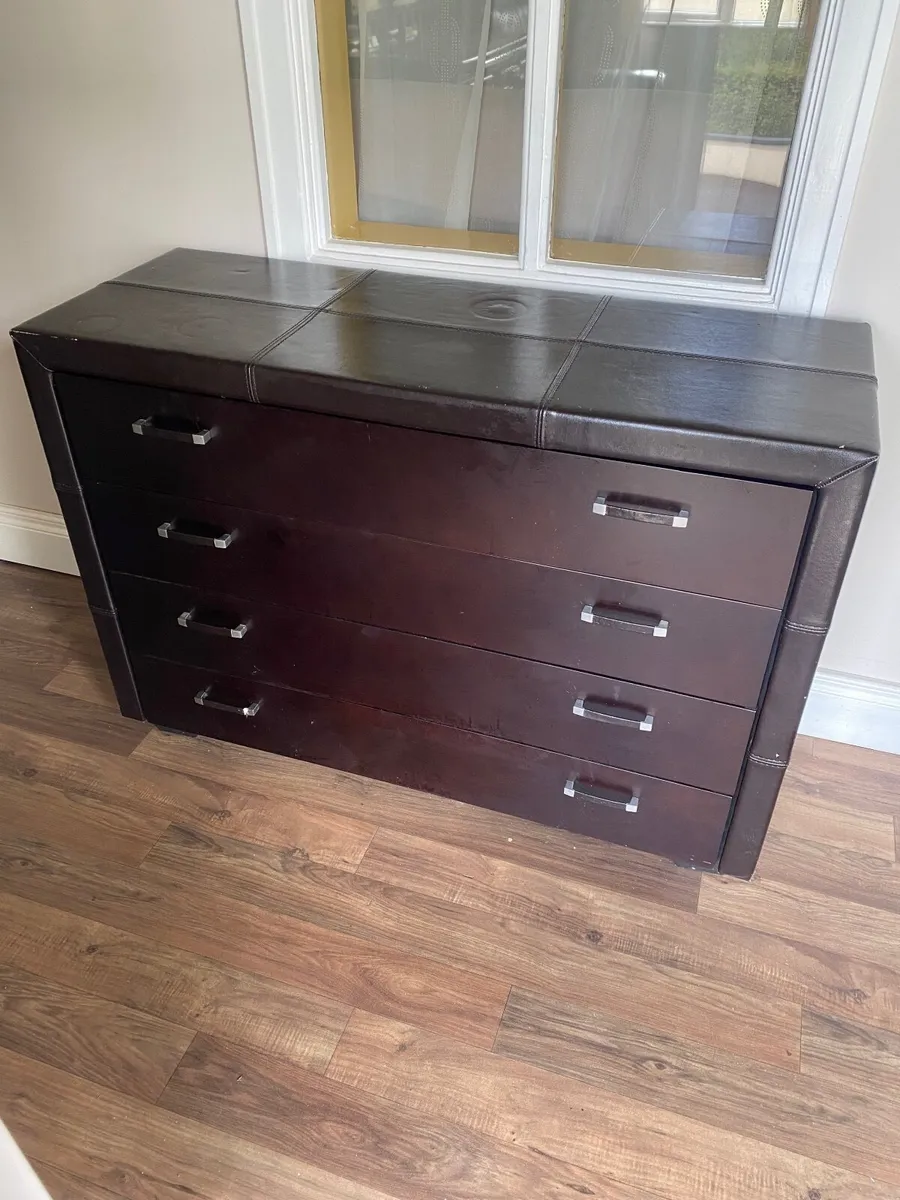 4 Large drawers/storage