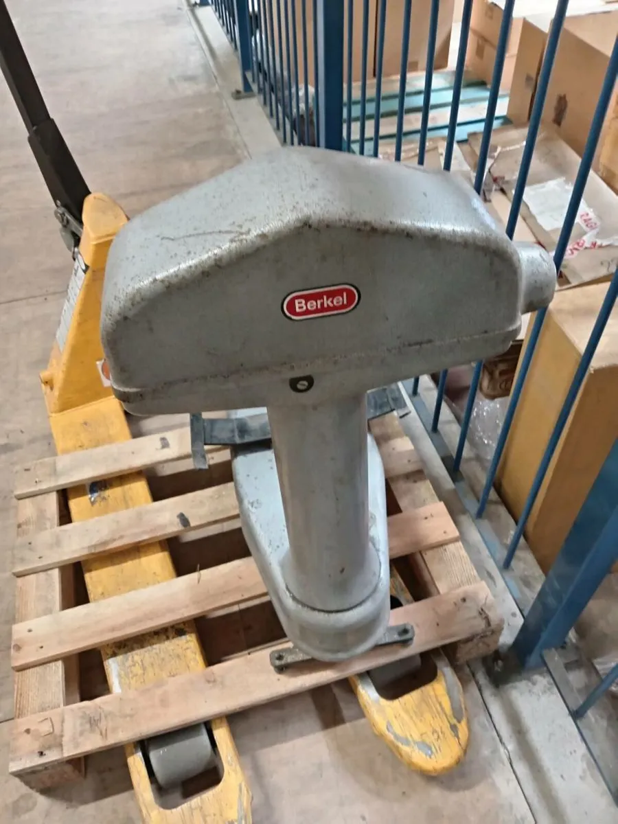 Vintage Berkel Industrial Weighing Scale – Heavy D - Image 3