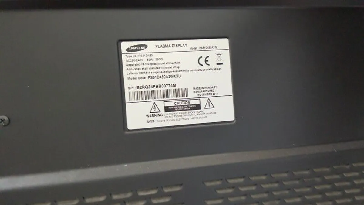 Samsung PS51D450 - 51" plasma TV with Glass Stand - Image 2
