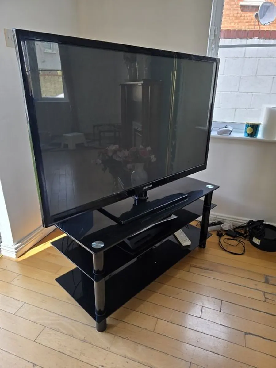 Samsung PS51D450 - 51" plasma TV with Glass Stand - Image 3