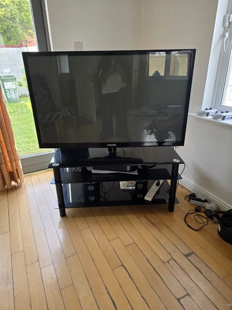 Samsung PS51D450 - 51" plasma TV with Glass Stand - Image 4