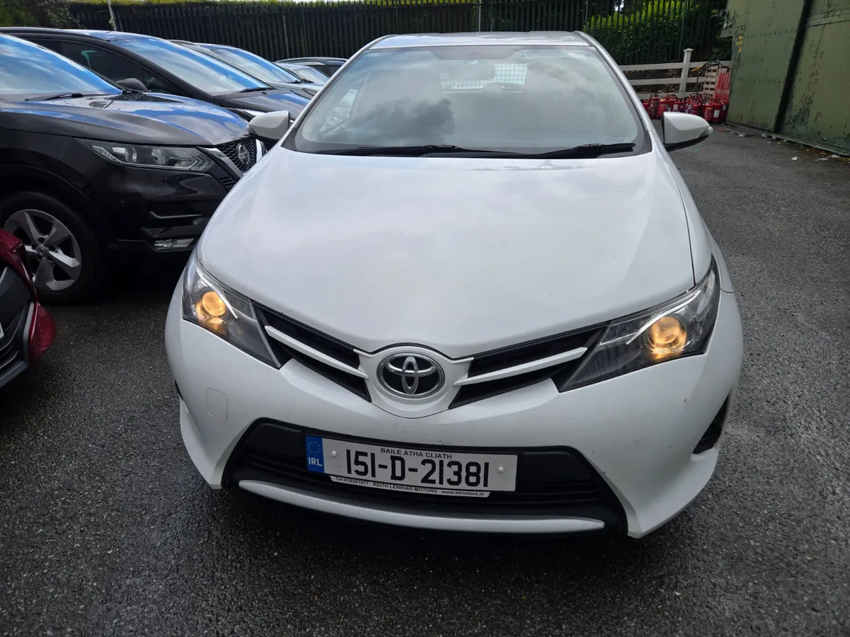 Toyota Auris 2015 Van - Image 2