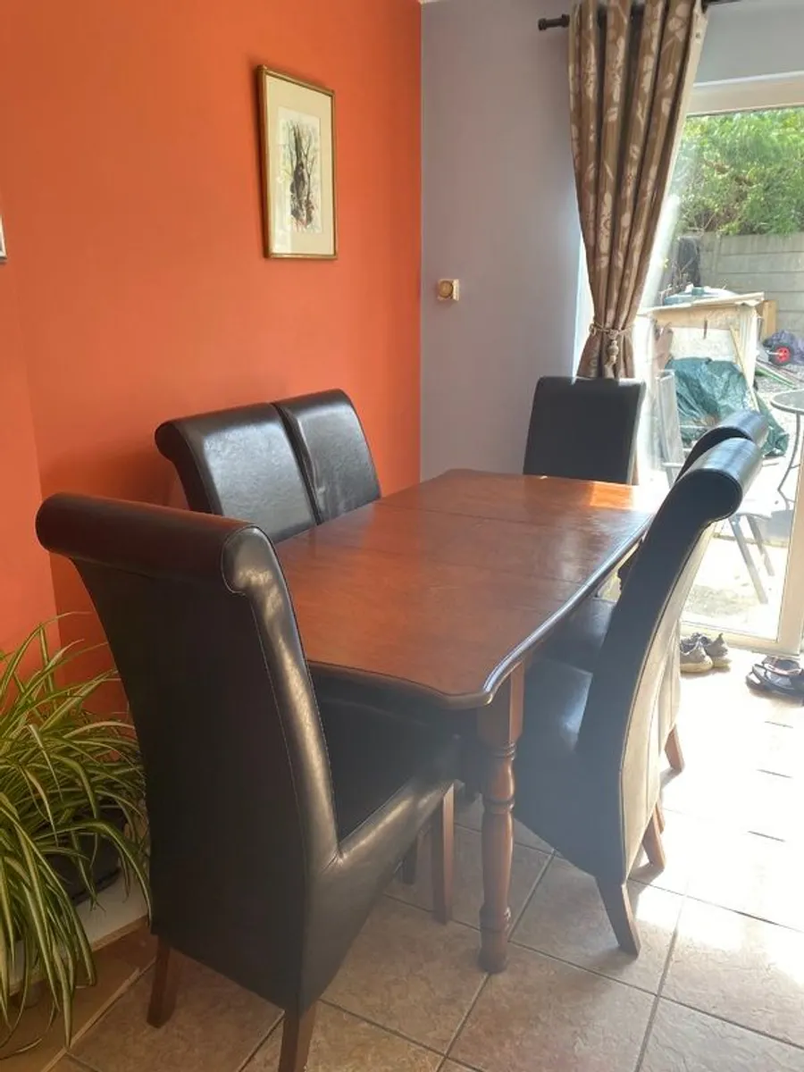 Beautiful dining table & leather chairs