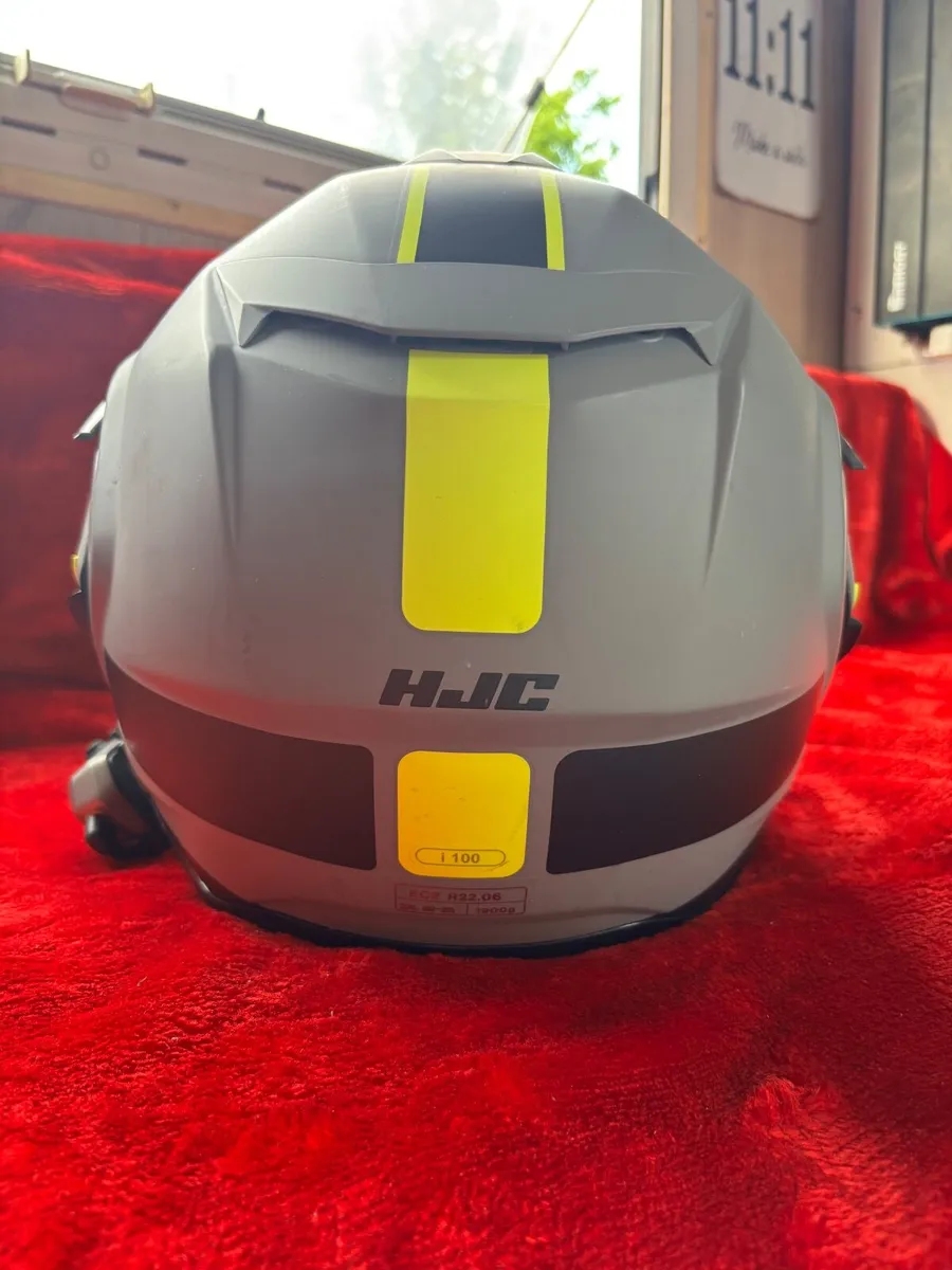 Motorbike helmet - Image 2
