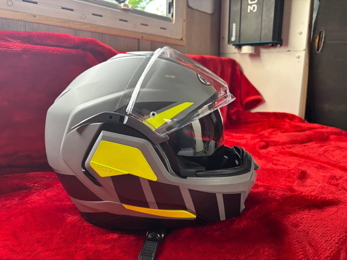 Motorbike helmet - Image 3