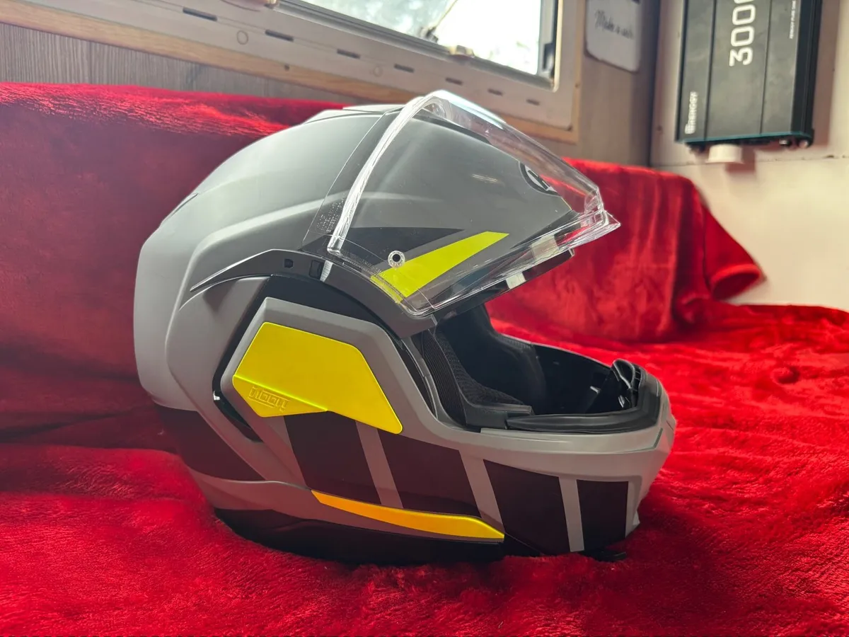 Motorbike helmet - Image 4