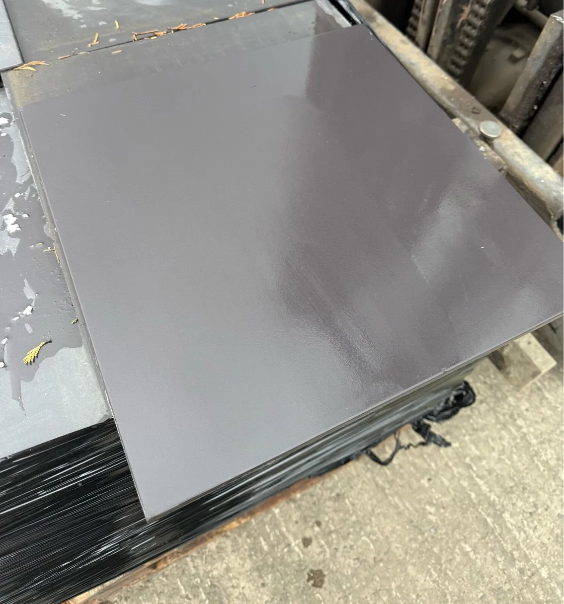 Bargain black floor tiles 35 meters £200 plus vat. - Image 1