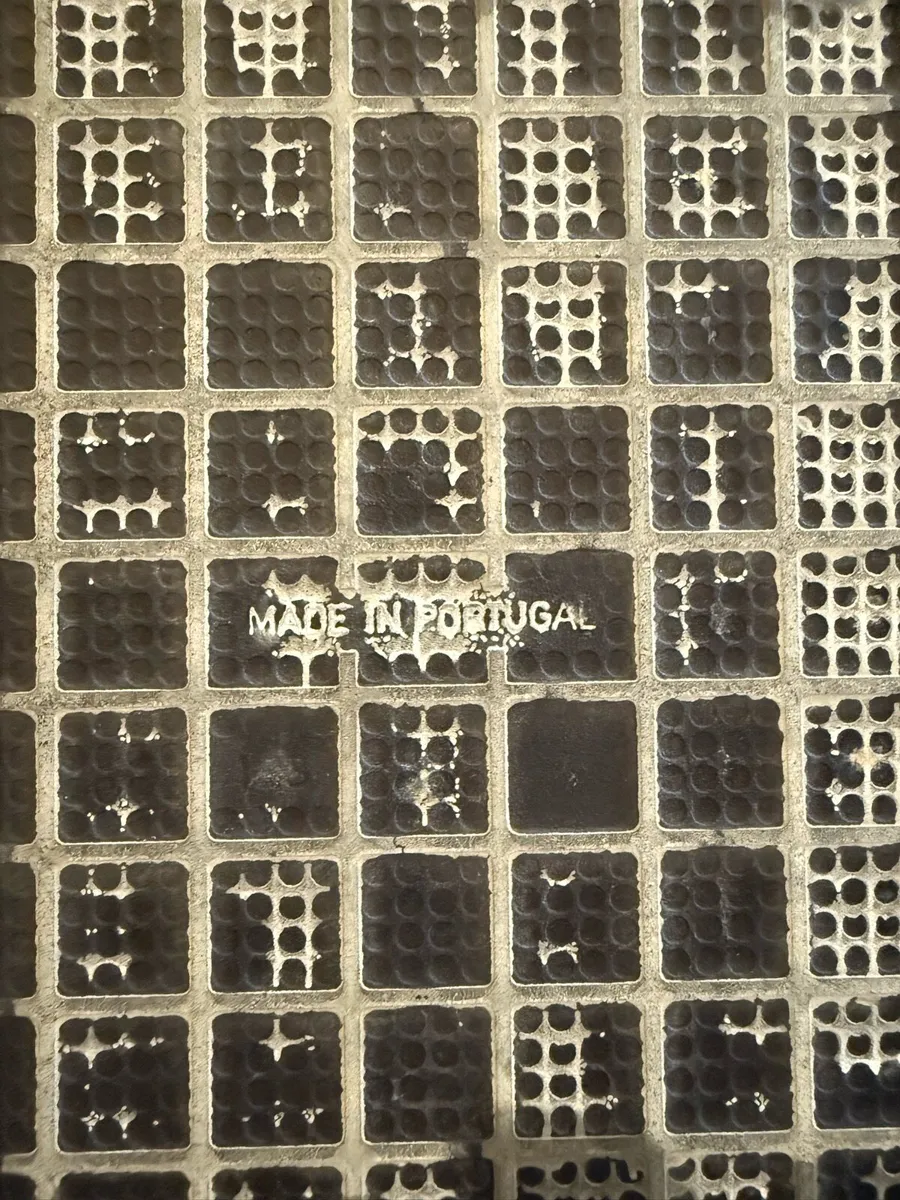 Bargain black floor tiles 35 meters £200 plus vat. - Image 3