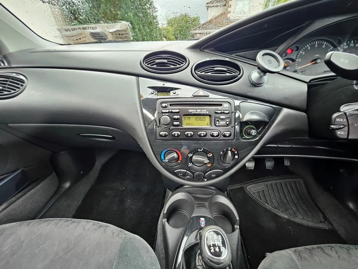 Ford Focus 2001 - Image 2
