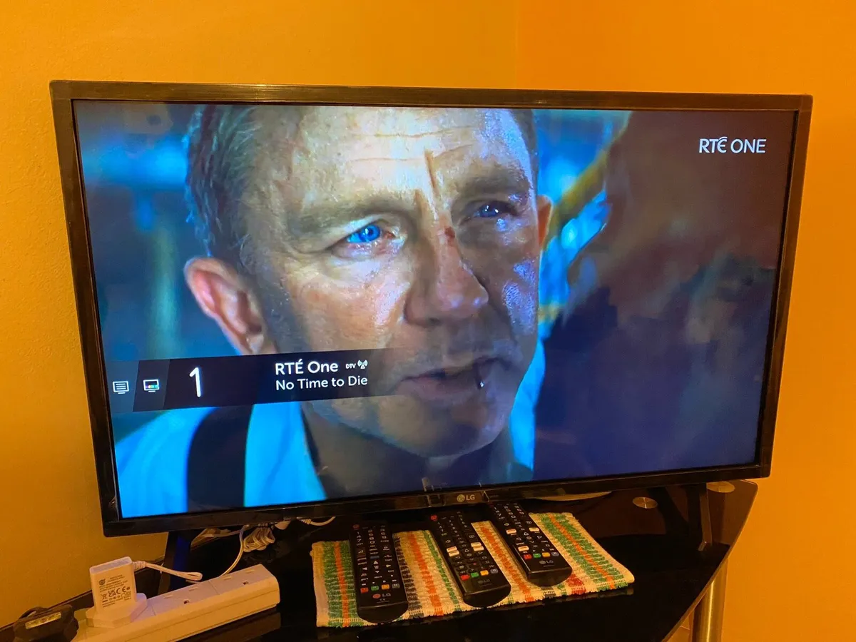 LG 32" Full HD LED Smart TV - Black AS NEW - Image 3