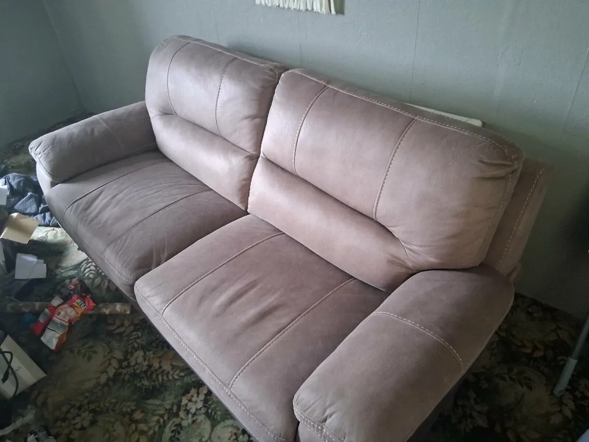 Suite of furniture - Image 1