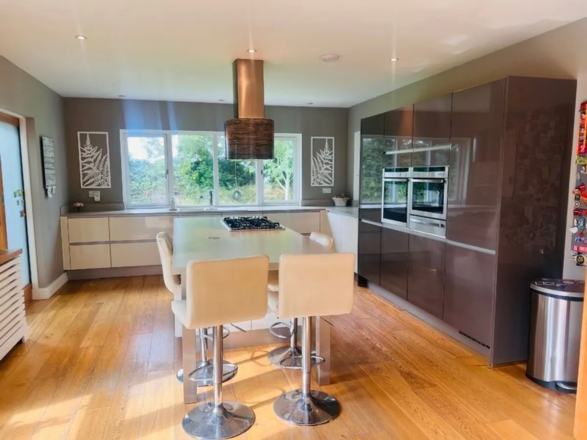Beautiful Kube Kitchen with Integrated Appliances - Image 1