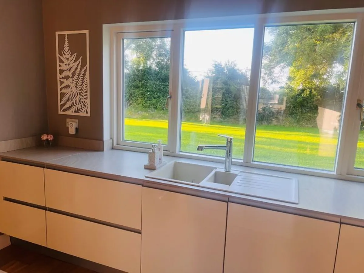 Beautiful Kube Kitchen with Integrated Appliances - Image 4