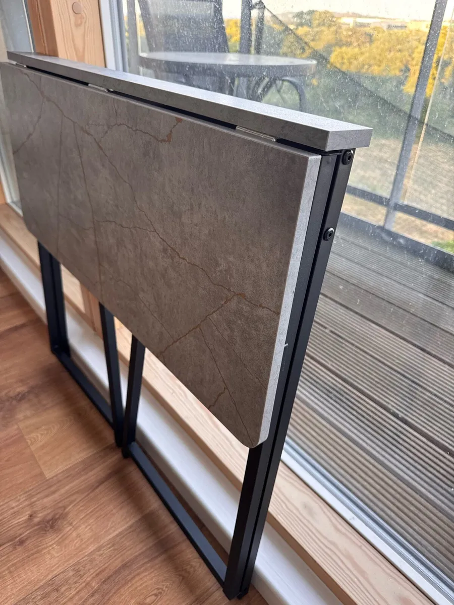 Foldable desk - Image 1
