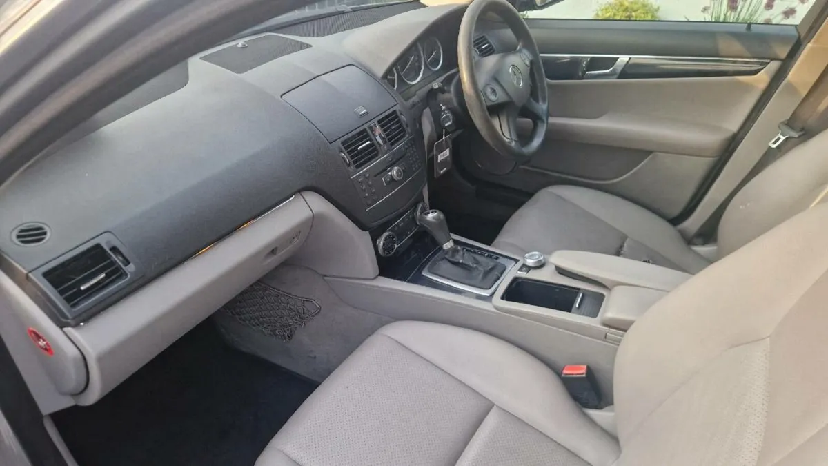 Mercedes 2008 - Image 4