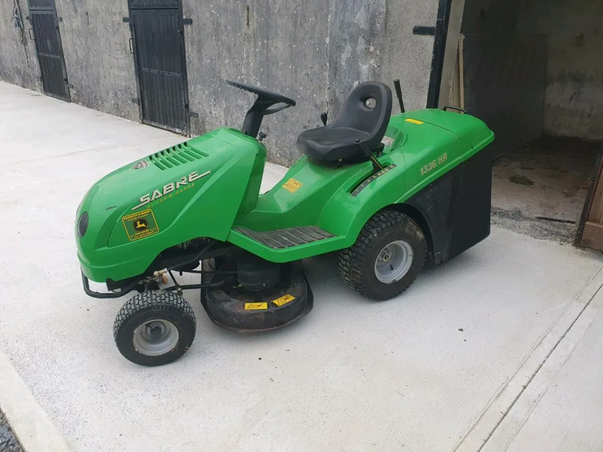 Sabre by john deere ride on lawnmower - Image 2