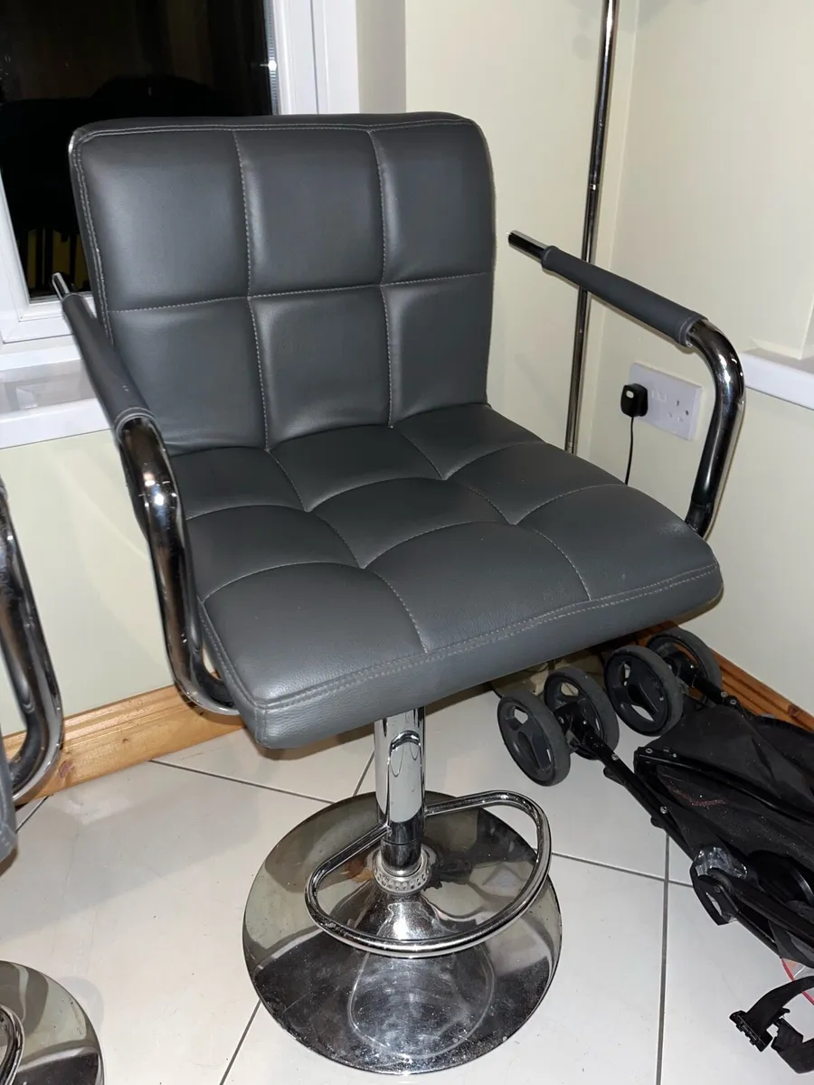 3 grey leather barstools - Image 4
