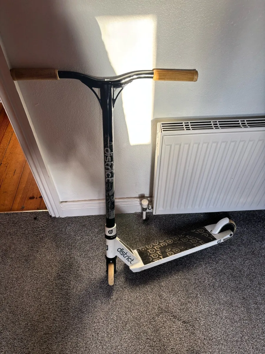 District Stunt Scooter - Image 1