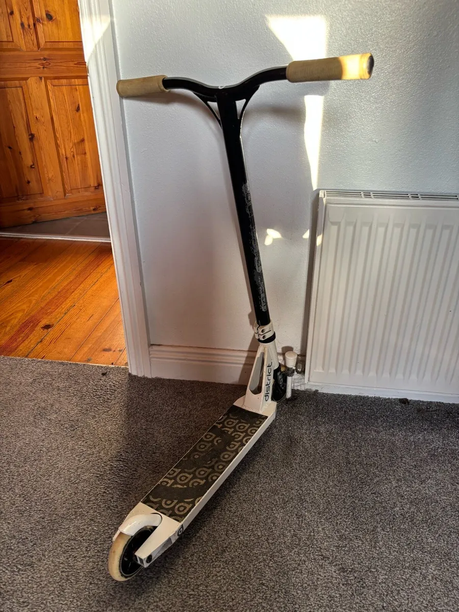 District Stunt Scooter - Image 3