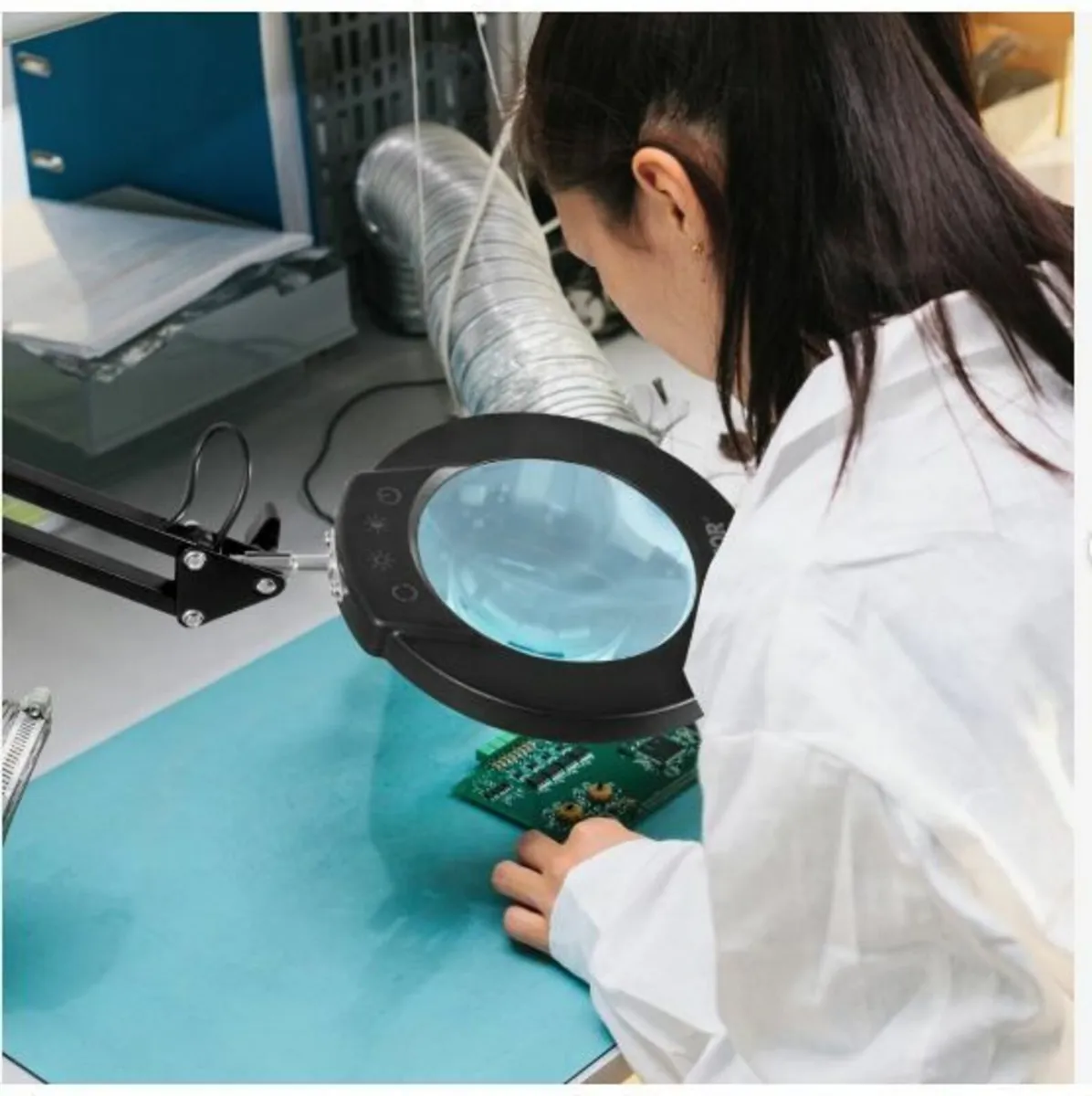 Magnifying Glass with Light & Base - Image 4