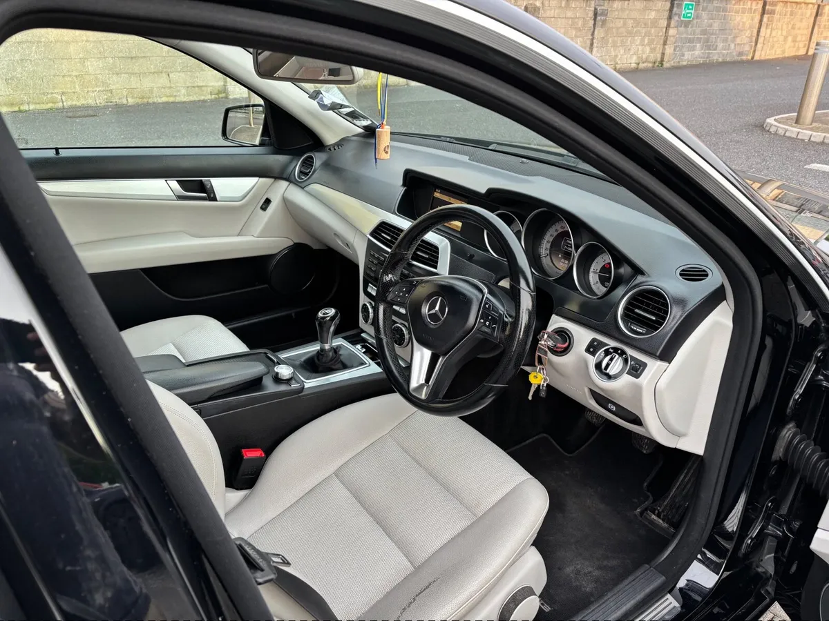 Mercedes-Benz C-Class 2011 - Image 3