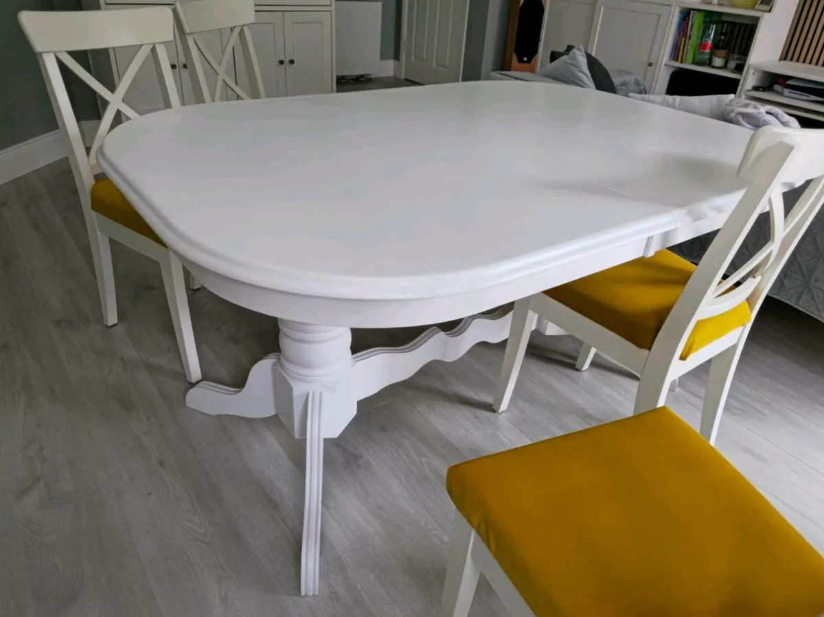 Extendable dining table - Image 1