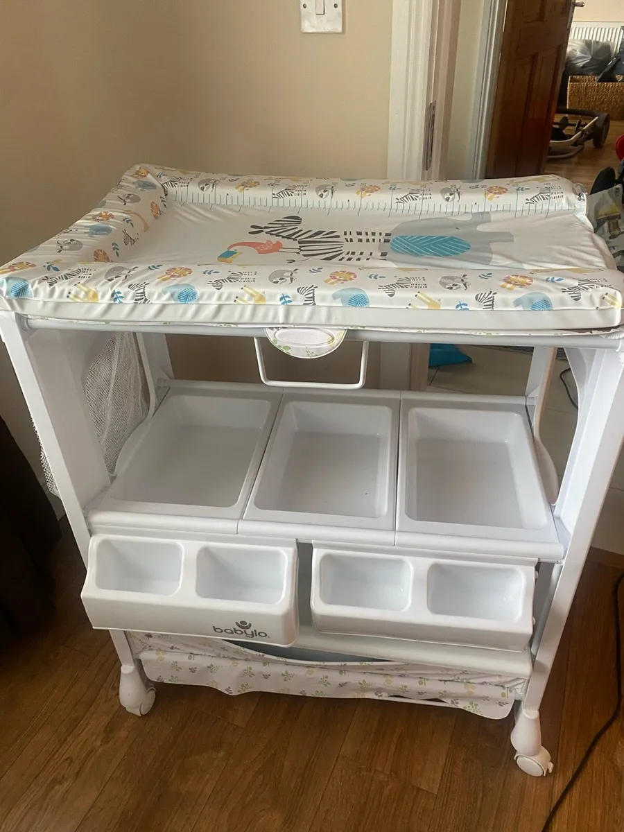 Baby changing table - Image 1