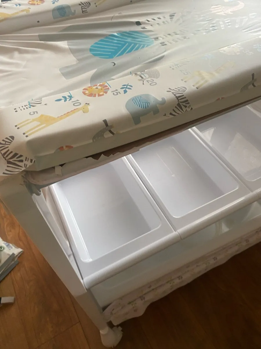 Baby changing table - Image 3