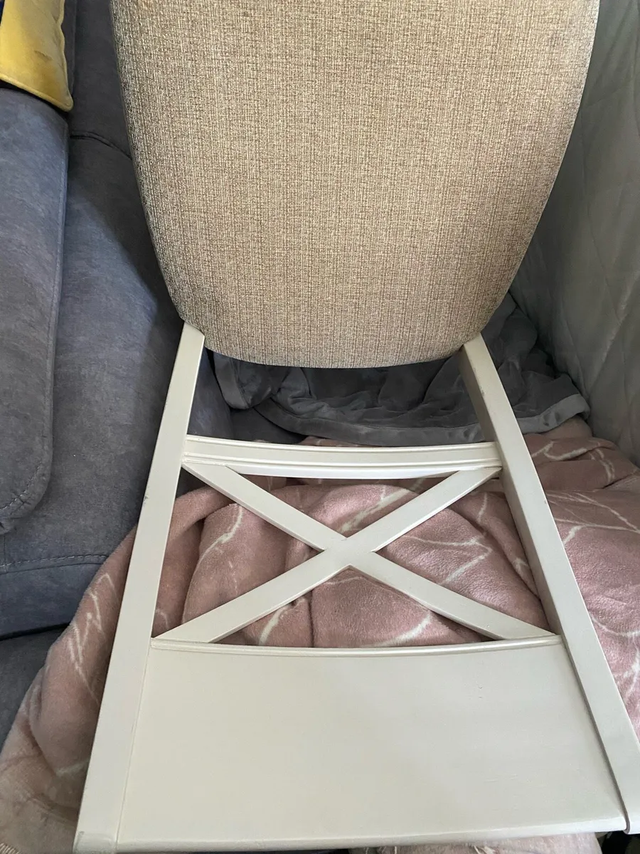 Chairs and table - Image 1