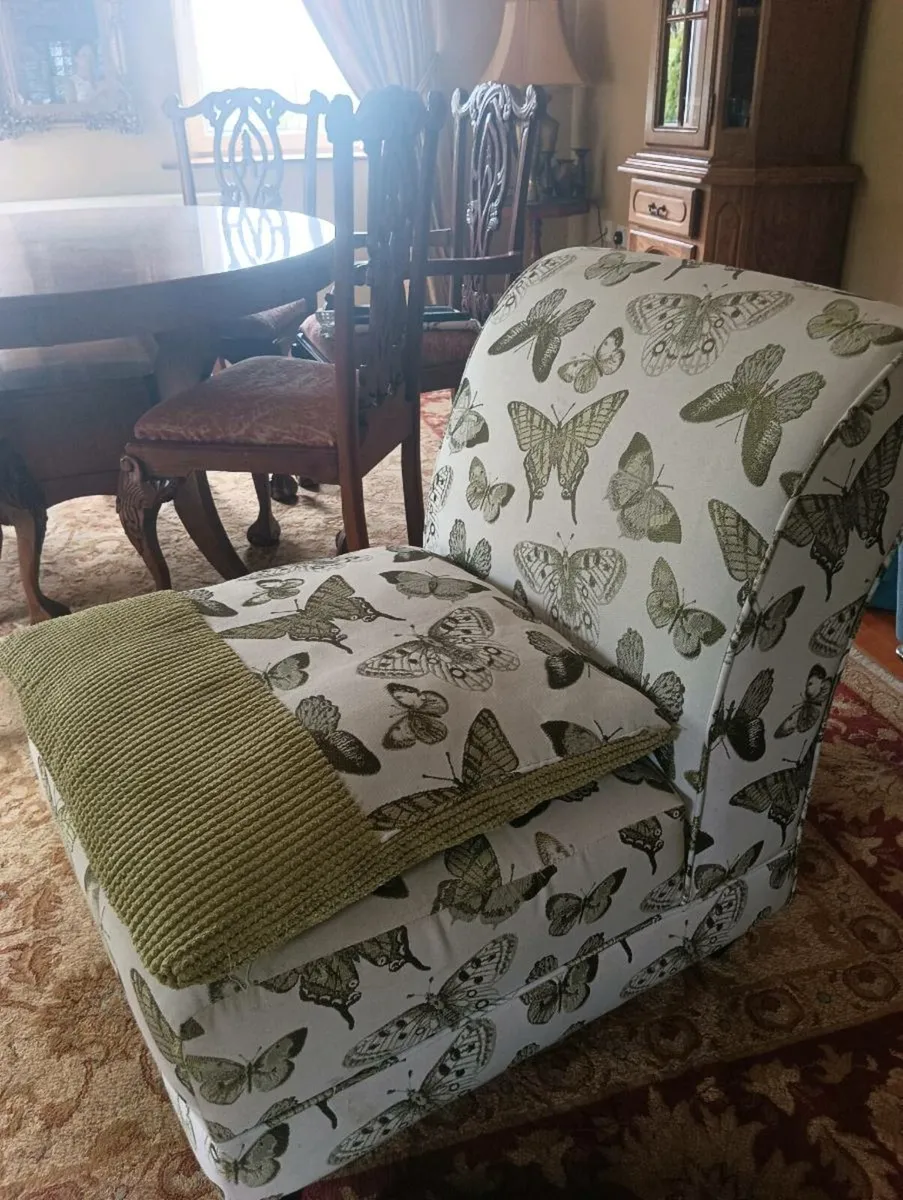 Beautiful butterfly chair matching cushions - Image 1