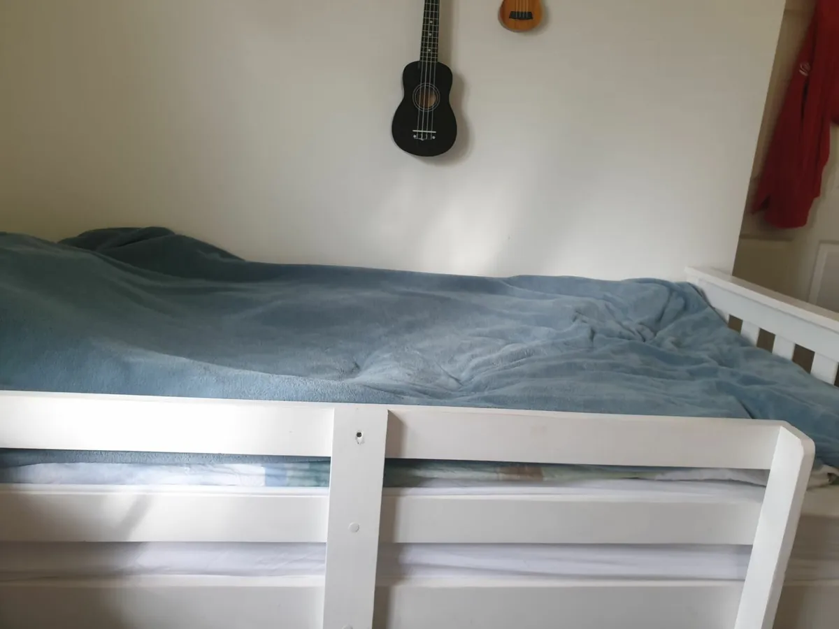 Single bed - Image 1