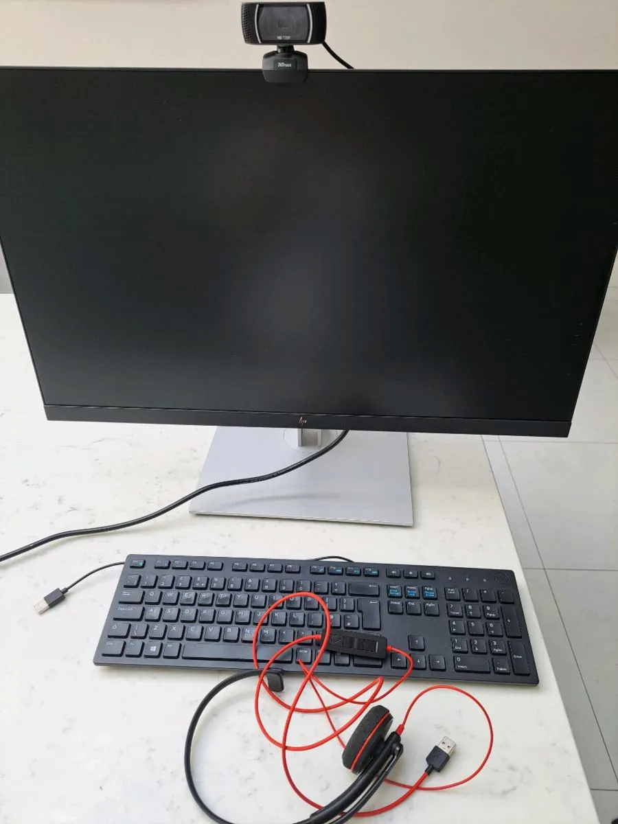 Monitor, keyboard & headset - Image 1