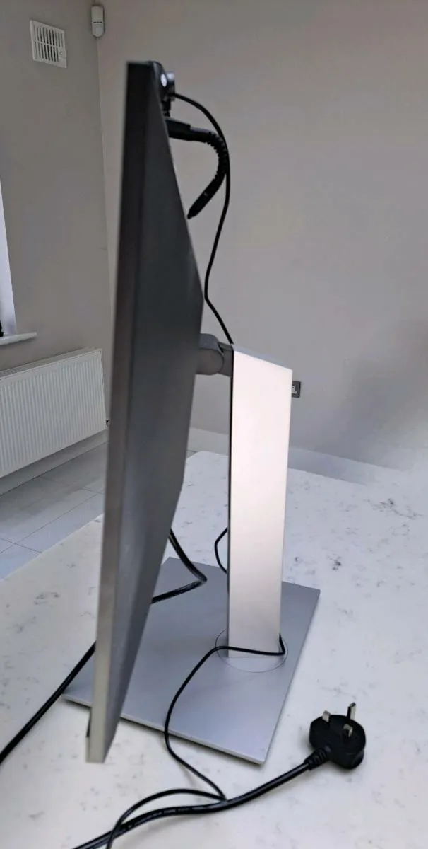 Monitor, keyboard & headset - Image 2