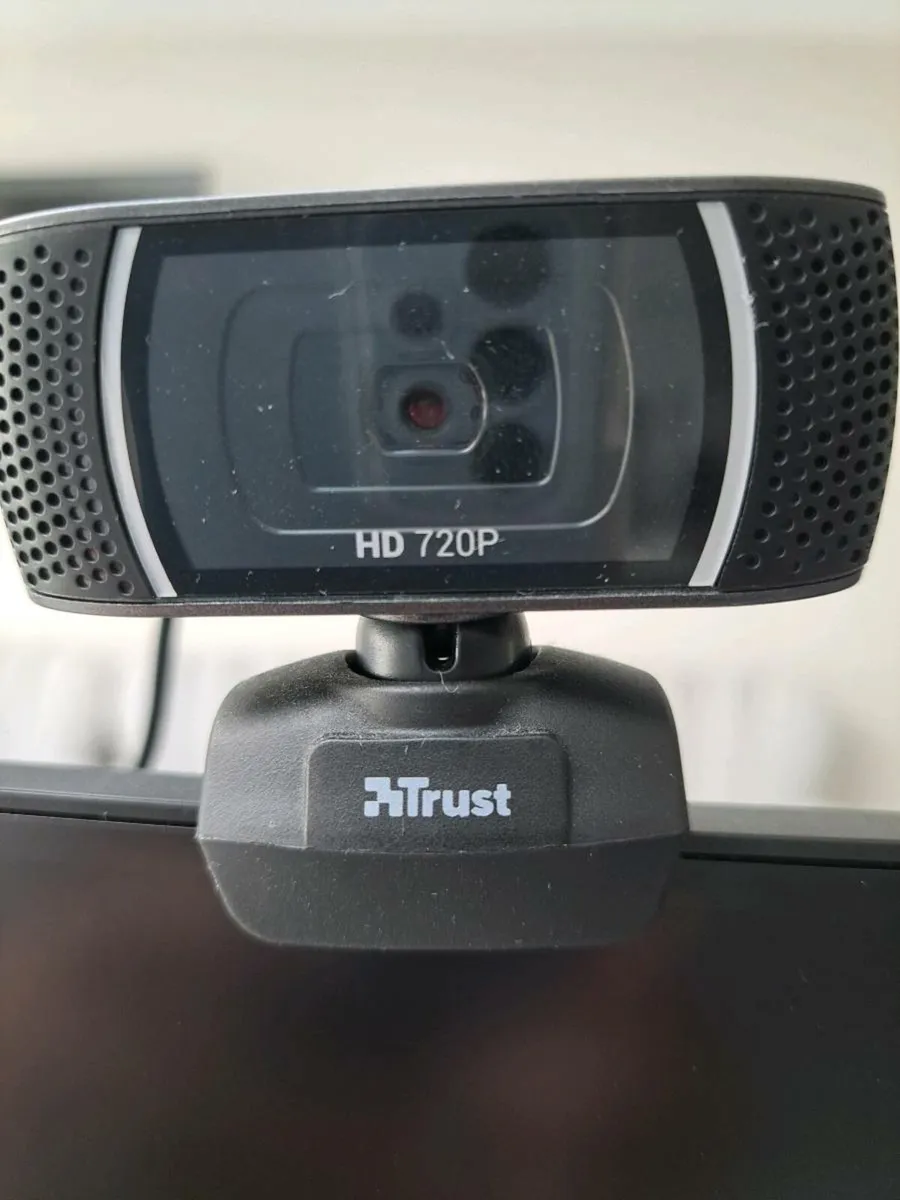 Monitor, keyboard & headset - Image 3