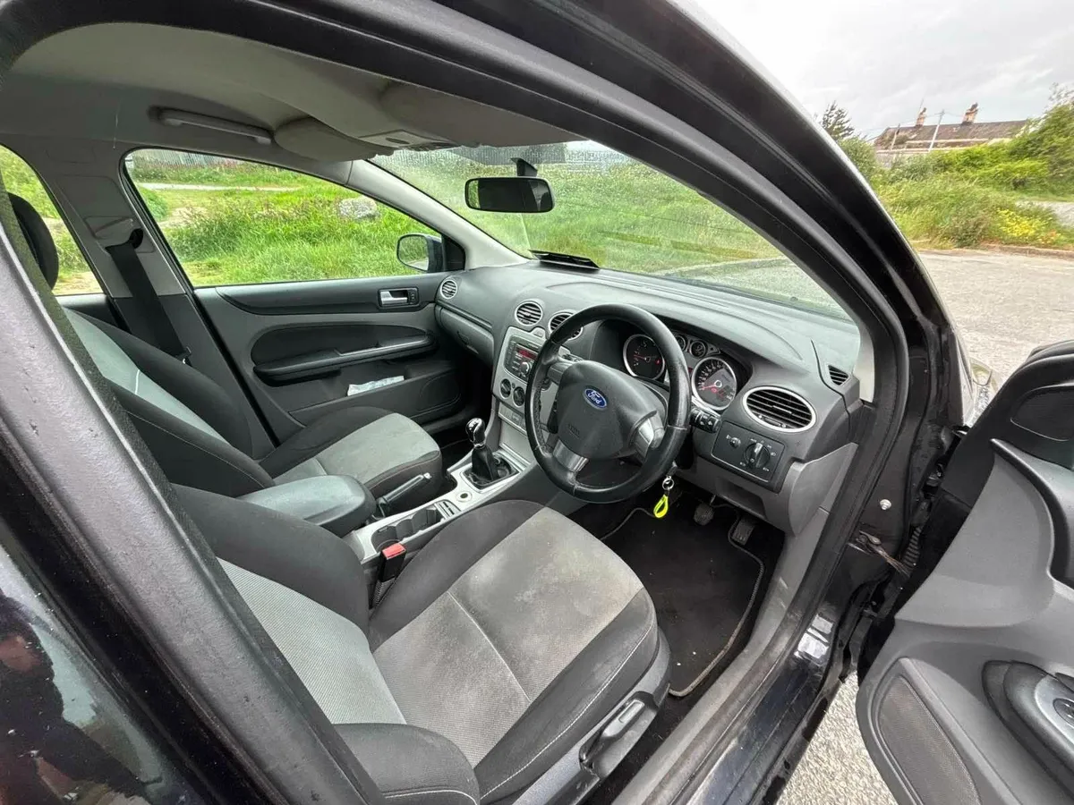 Ford Focus 2010 - Image 2
