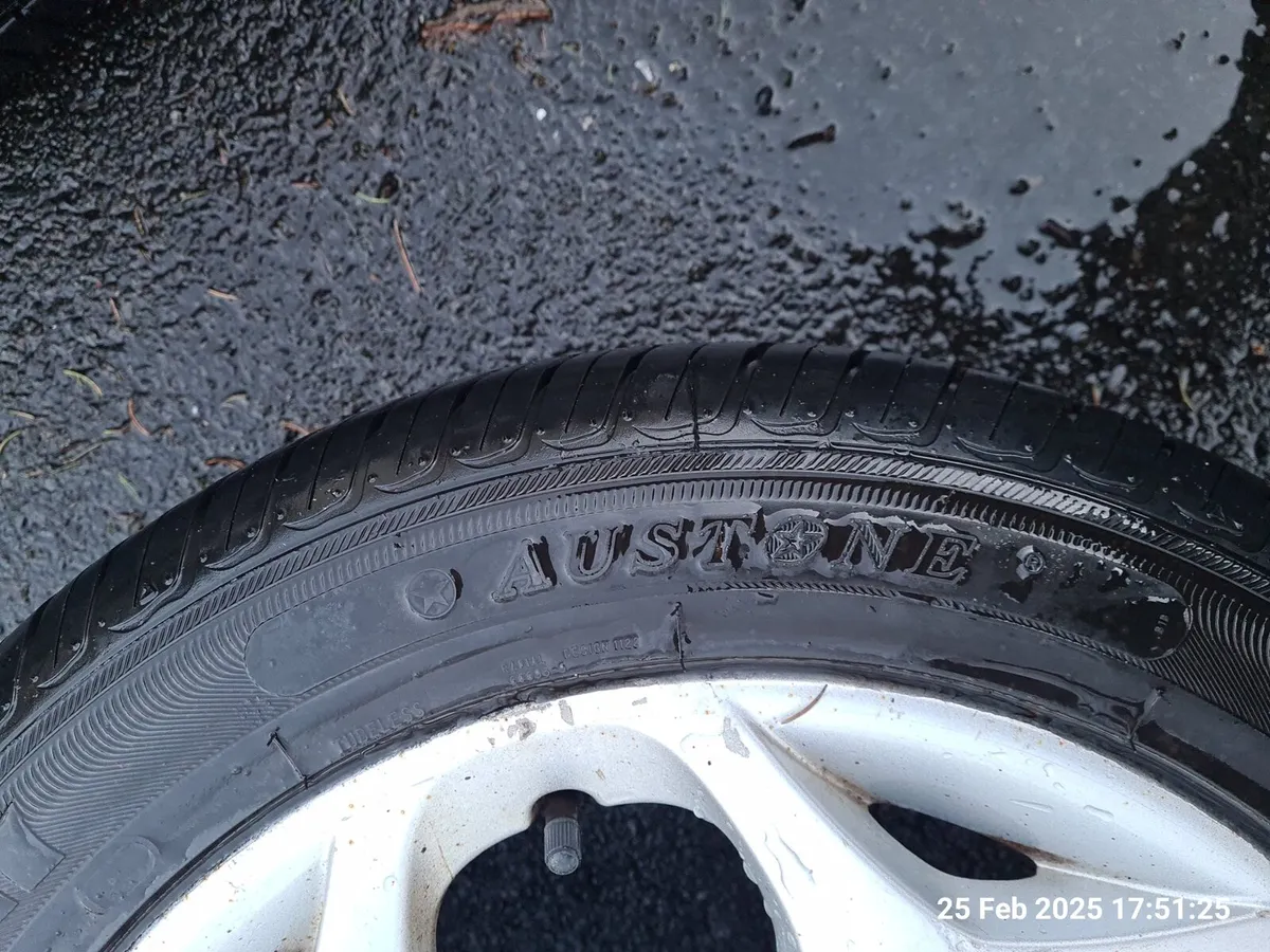 Four 16inch ford wheels with very good tyres - Image 2