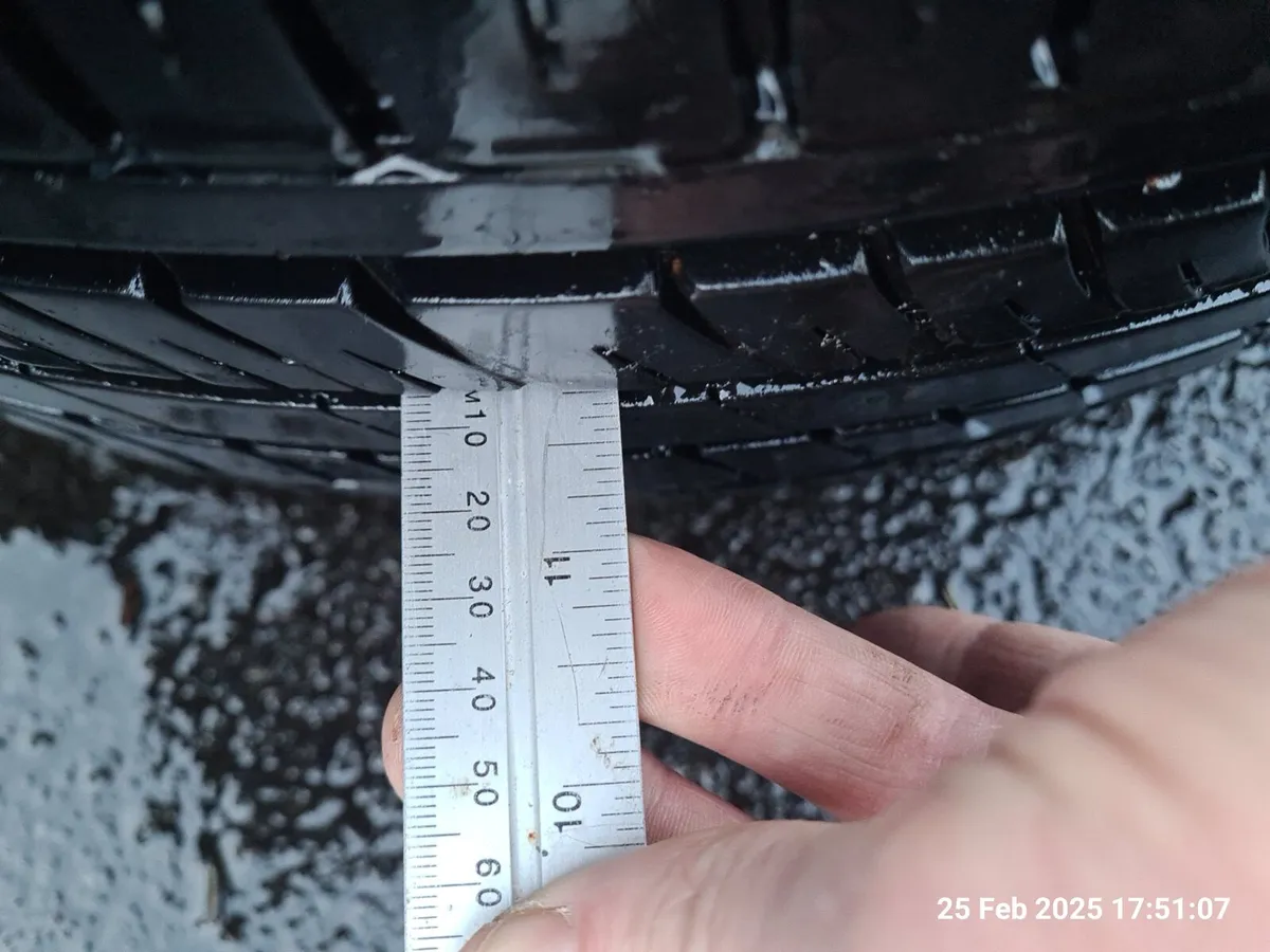 Four 16inch ford wheels with very good tyres - Image 3