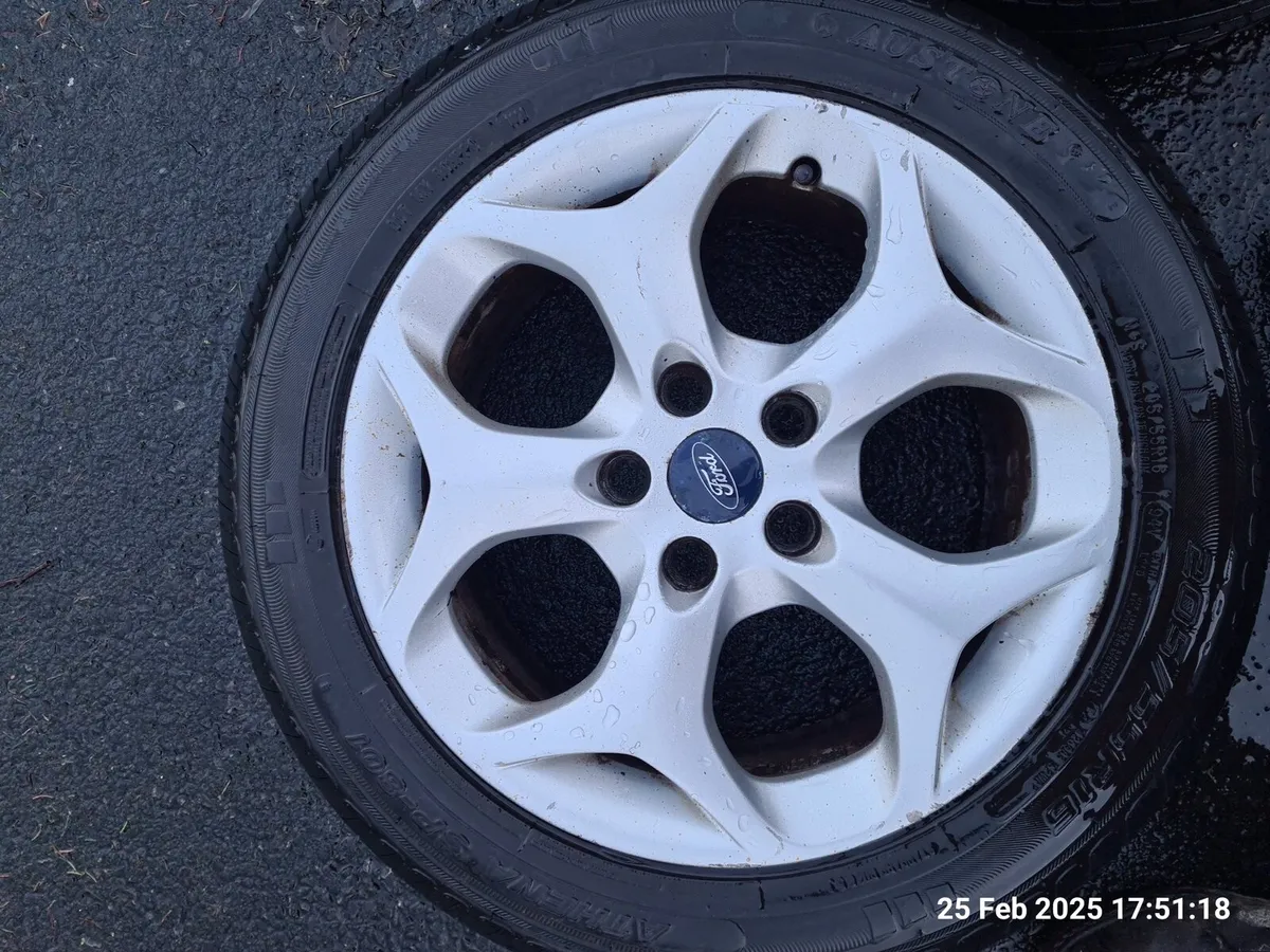 Four 16inch ford wheels with very good tyres - Image 1