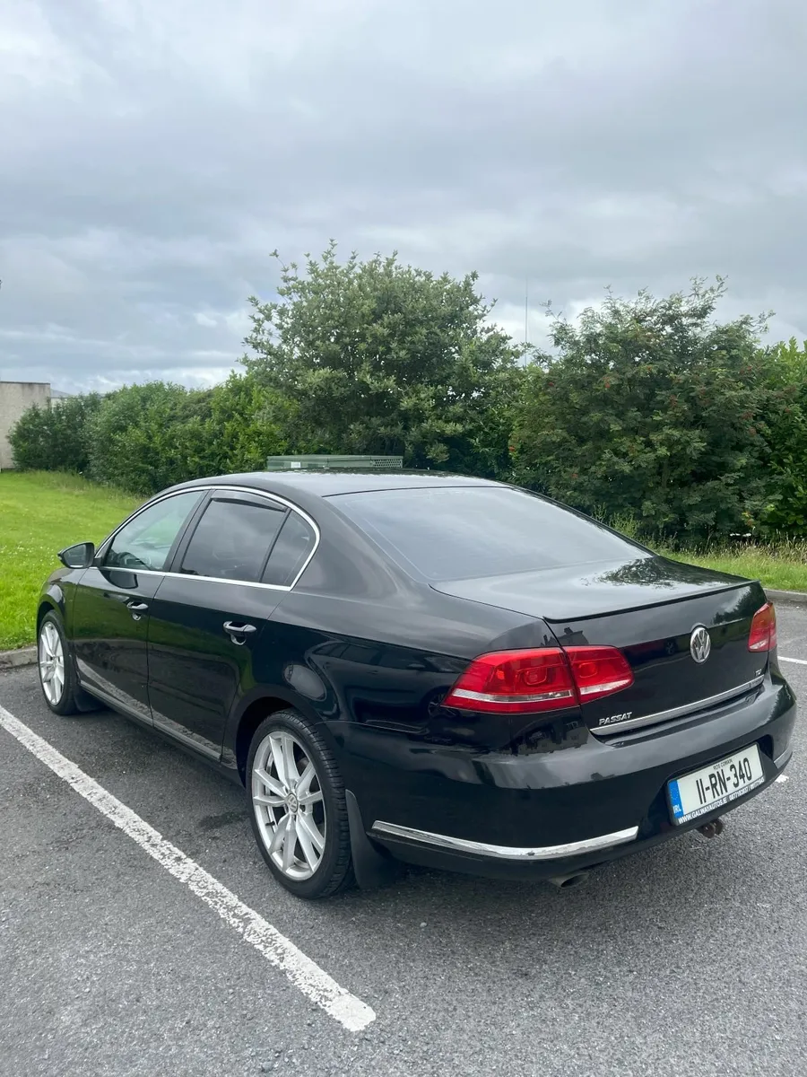Volkswagen Passat 2011 - Image 2