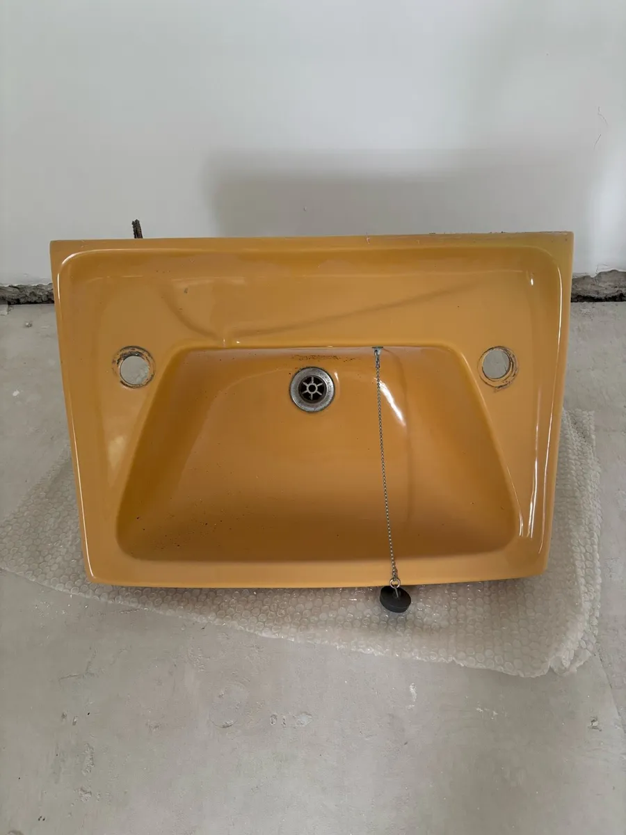 Assorted retro bathroom sets - Image 1