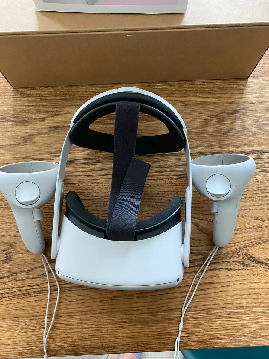 Oculus Quest 2 VR headset - Image 1