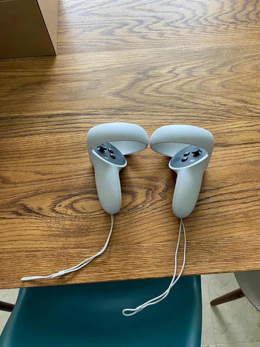 Oculus Quest 2 VR headset - Image 2