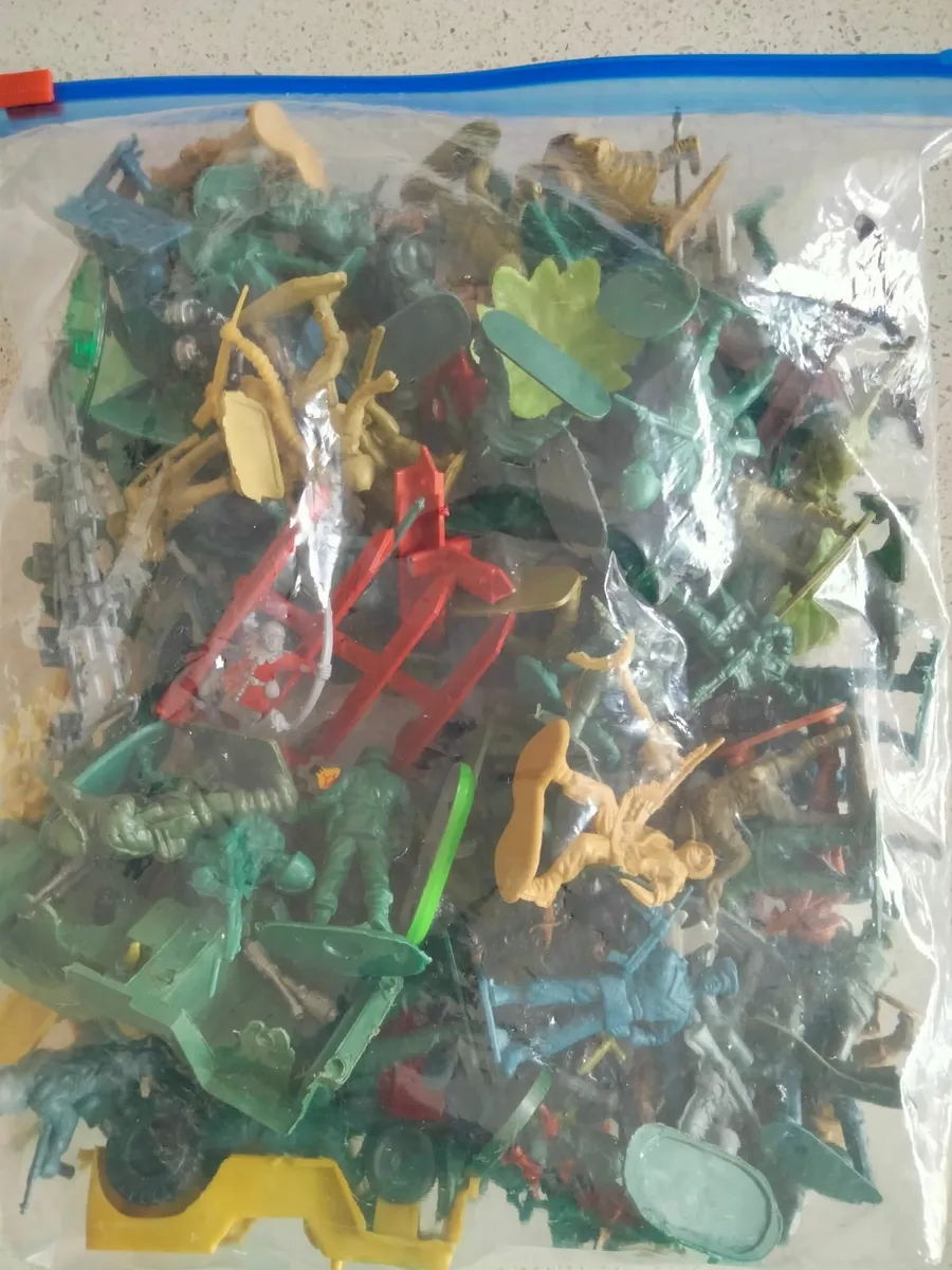 Mini Army Men Action Figures - Image 1