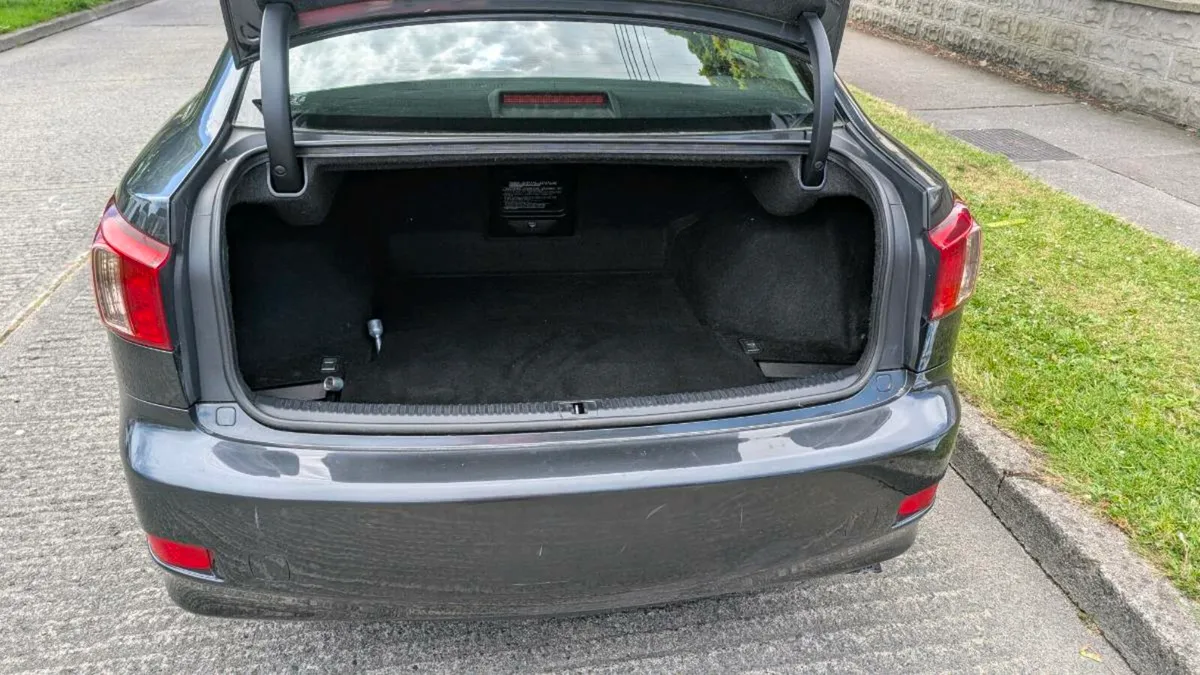 Lexus IS200D turbo diesel 2.2L - Image 3
