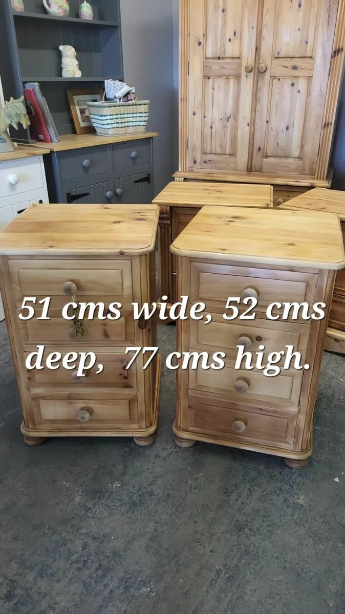 Pair large vintage pine bedside lockers - Image 2