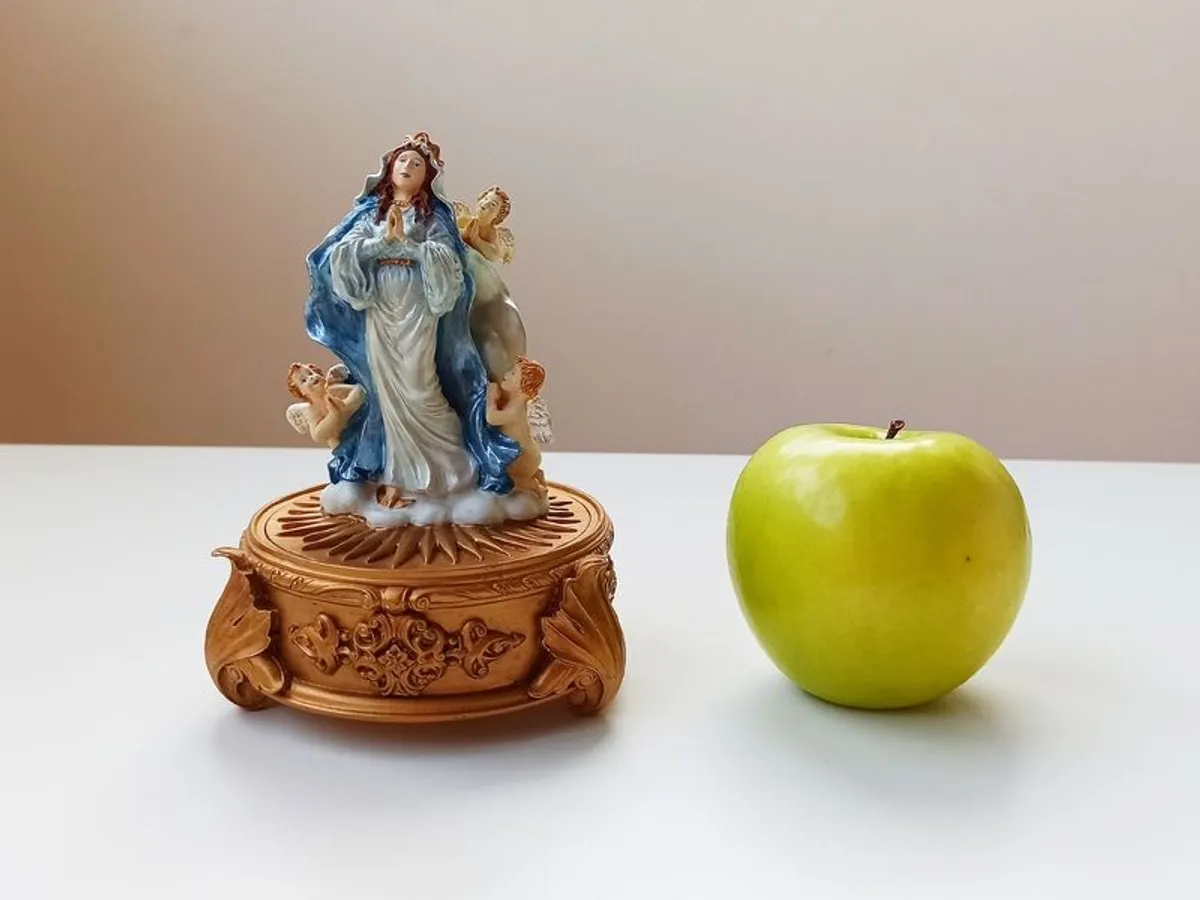 Franklin Mint "Our Lady of the Rosary" limited edition hand painted box/figurine of Mary and cherubs with Franklin Mint rosary  beads chain - Image 1