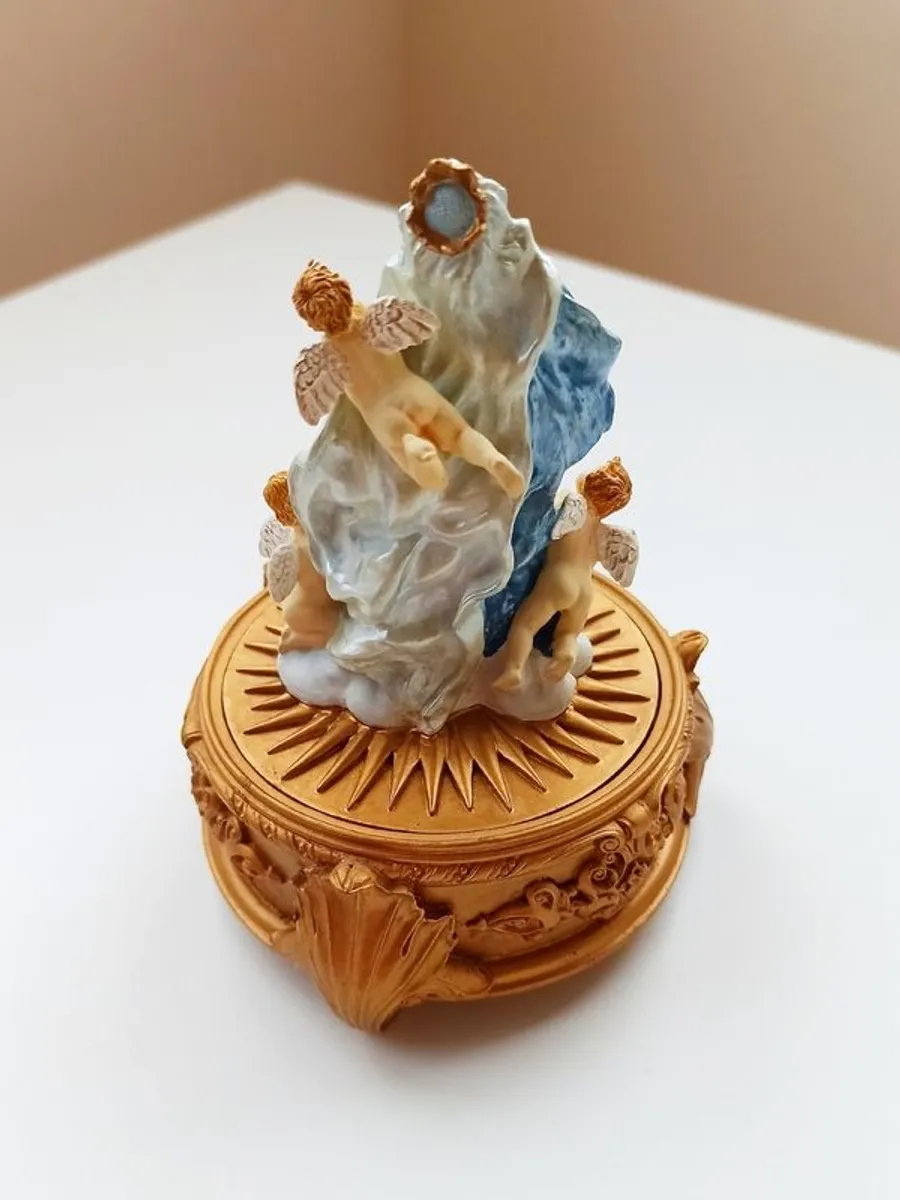 Franklin Mint "Our Lady of the Rosary" limited edition hand painted box/figurine of Mary and cherubs with Franklin Mint rosary  beads chain - Image 4
