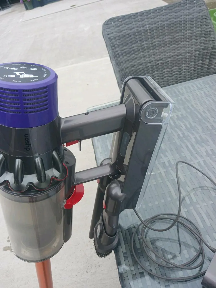 Dyson cordless hoover - Image 2