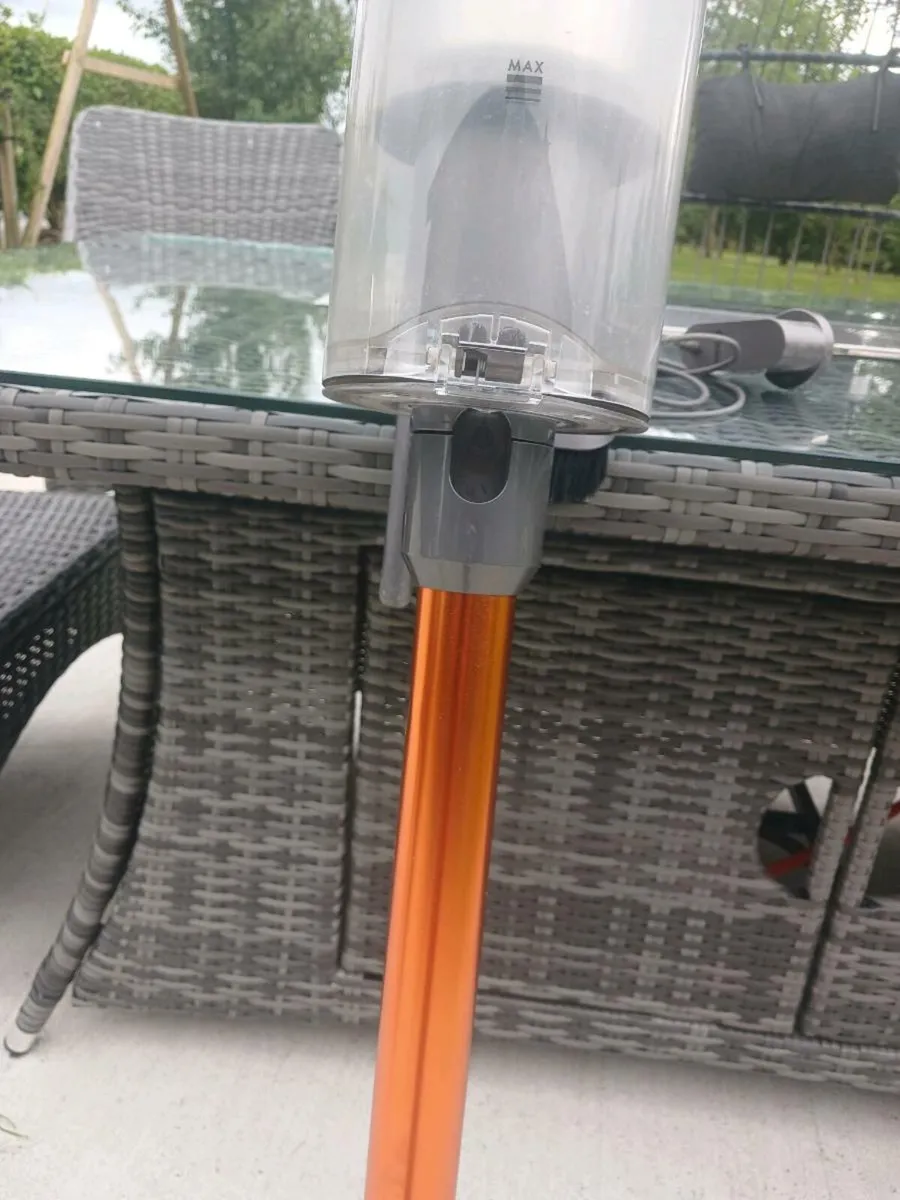 Dyson cordless hoover - Image 4